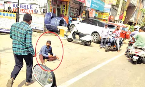 தந்தையை 15 இடங்களில் கத்தியால் குத்தி கொன்ற மகன்