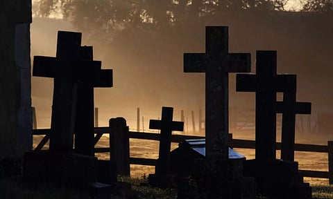 கல்லறைகளில் திடீரென தோன்றிய QR குறியீடுகள்.. பீதியில் உறைந்த ஜெர்மானியர்கள்- மர்மப் பின்னணி!