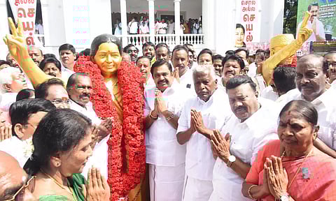 அ.தி.மு.க. தலைமை கழகத்தில் பிறந்த நாள் விழா: ஜெயலலிதா சிலைக்கு எடப்பாடி பழனிசாமி மரியாதை