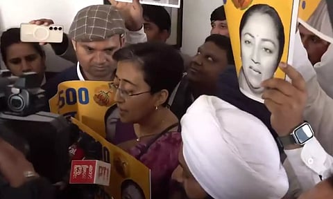 பெண்களுக்கு ரூ. 2500 வாக்குறுதி என்னாச்சு?- டெல்லி முதல்வர் அலுவலகத்தை முற்றுகையிட்ட ஆம் ஆத்மி எம்.எல்.ஏ.-க்கள்