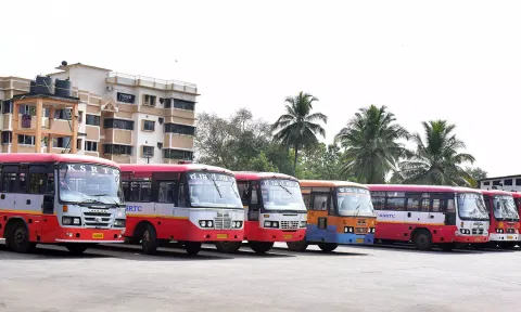 கர்நாடகா: பொதுத்தேர்வு எழுதும் மாணவர்களுக்கு அரசு பஸ்களில் இலவச பயணம்
