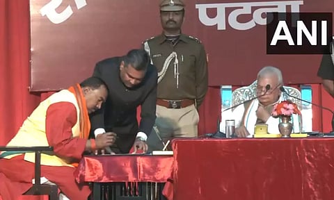 அமைச்சரவையை விரிவாக்கம் செய்த நிதிஷ் குமார்: பாஜக-வை சேர்ந்த 7 புதுமுகங்களுக்கு வாய்ப்பு