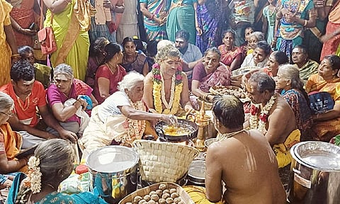 கொதிக்கும் நெய்யில் வெறும் கையால் அப்பம் சுட்டு அசத்திய 92 வயது மூதாட்டி