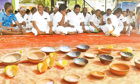 ராமேசுவரம் மீனவர்கள் திருவோடு ஏந்தி நூதன போராட்டம்: நாளை தீக்குளிக்க போவதாக அறிவிப்பு