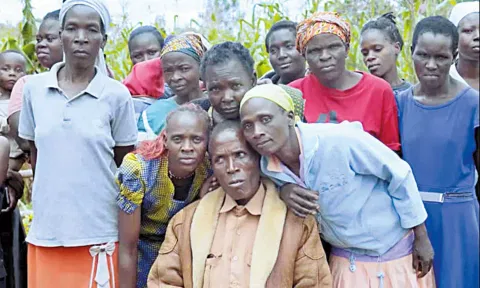 20 மனைவிகளுடன் வாழும் அதிசய மனிதர்