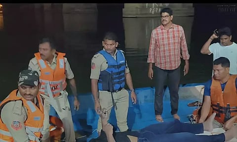 கோதாவரி ஆற்றில் படகு கவிழ்ந்து விபத்து- 2 பேர் உயிரிழப்பு