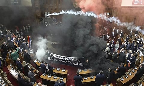 VIDEO: செர்பியா மக்களவையில் களேபரம்.. எதிர்கட்சியினர் புகைகுண்டுகளை வீசியதால் பரபரப்பு!