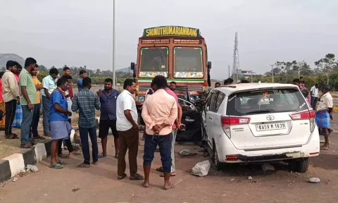 தருமபுரி அருகே சரக்கு லாரி மீது சொகுசு கார் மோதி முன்னாள் அ.தி.மு.க. கவுன்சிலர் உள்பட 3 பேர் பலி