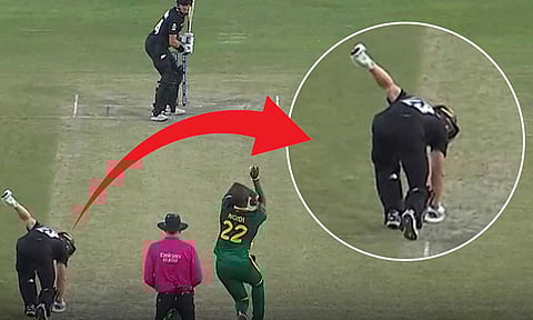 ஓட்டப்பந்தய வீரர் போல ஓடி ரன் எடுக்கக் காத்திருந்த கிளென் பிலிப்ஸின் செயல் இணையத்தில் வைரல்