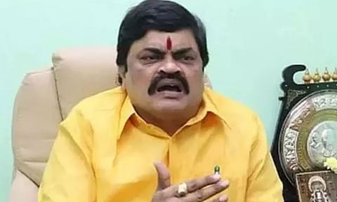 பொதுக்கூட்ட மேடையில் அ.தி.முக. நிர்வாகியை அறைந்த முன்னாள் அமைச்சர் ராஜேந்திர பாலாஜி