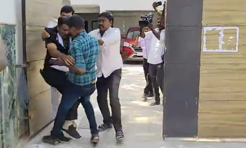 சீமான் வீட்டு பாதுகாவலர்கள் இருவரின் ஜாமின் மனுக்கள் தள்ளுபடி