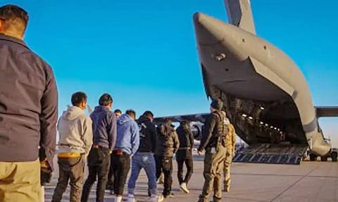 அகதிகளை திருப்பி அனுப்பும் விவகாரம்: ராணுவ விமான பயன்பாட்டை நிறுத்தியது அமெரிக்கா