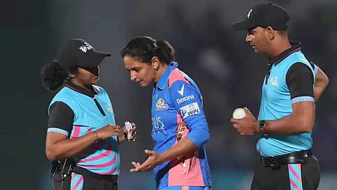 நடுவரின் முடிவுக்கு எதிர்ப்பு: மும்பை இந்தியன்ஸ் கேப்டன் ஹர்மன்பிரீத் கவுருக்கு அபராதம்