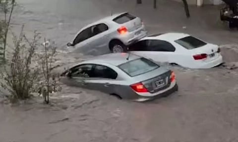 அர்ஜென்டினா வெள்ளப்பெருக்கில் 13 பேர் பலி.. ஒரு ஆண்டுக்கான மழை ஒரே நாளில் கொட்டித் தீர்த்த விநோதம்