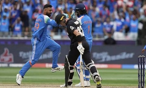 சாம்பியன்ஸ் டிராபி இறுதிப்போட்டி: 40 ஓவர் முடிவில் நியூசிலாந்து 172/5