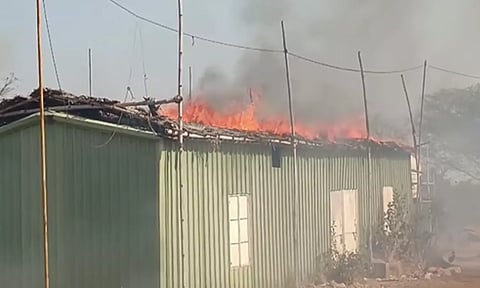 மதுரையில் ஜல்லிக்கட்டு அரங்கத்திற்கு வெளியே தீ விபத்து- போலீஸ் விசாரணை