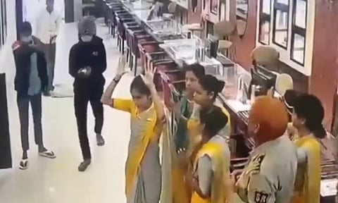 பீகாரில் நகைக்கடையில் புகுந்து துப்பாக்கி முனையில் ரூ.25 கோடி மதிப்புள்ள நகைகள் கொள்ளை- இருவர் கைது