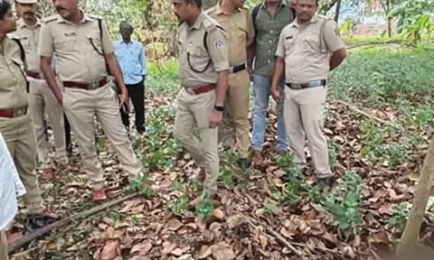 தேவாலயம் அருகே சூட்கேசில் கிடந்த மனித எலும்புக்கூடு- போலீசார் விசாரணை