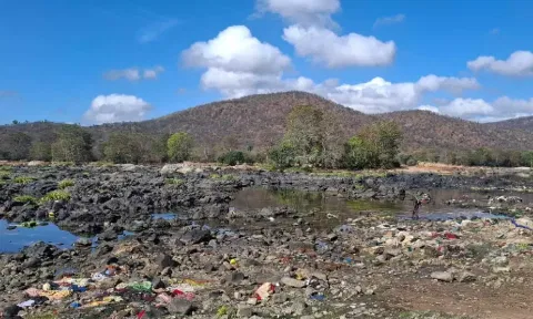நீர்வரத்து குறைந்ததால் பாறைகளாக காட்சியளிக்கும் ஒகேனக்கல்