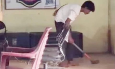 போலீஸ் நிலையத்தில் கைதியை சங்கிலியால் பிணைத்து வேலை வாங்கிய போலீசார்: வீடியோ வைரல்