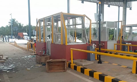 வத்தலக்குண்டு அருகே புதிதாக திறக்கப்பட்ட சுங்கச்சாவடியை அடித்து நொறுக்கிய பொதுமக்கள்