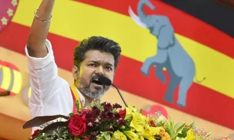 த.வெ.க மாவட்ட பொறுப்பாளர்களை நாளை சந்திக்கிறார் விஜய்
