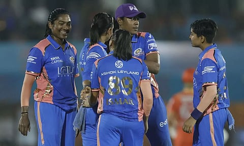 மகளிர் பிரீமியர் லீக்: குஜராத்தை வீழ்த்தி இறுதிப்போட்டிக்கு முன்னேறியது மும்பை இந்தியன்ஸ்
