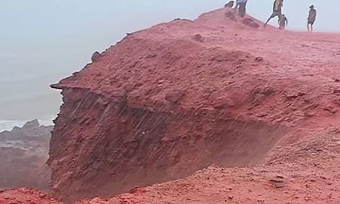 VIDEO: ரத்தமாக மாறிய கடல்