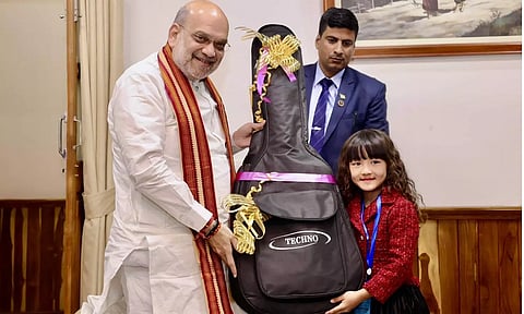 வசீகர குரலால் பாடிய வந்தே மாதரம் பாடல்: 7 வயது சிறுமிக்கு கிடார் பரிசளித்த அமித்ஷா