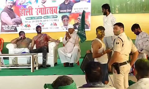 முன்னாள் அமைச்சரின் ஹோலி கொண்டாட்டத்தின்போது நடனம் ஆடிய போலீஸ் பணியிட மாற்றம்