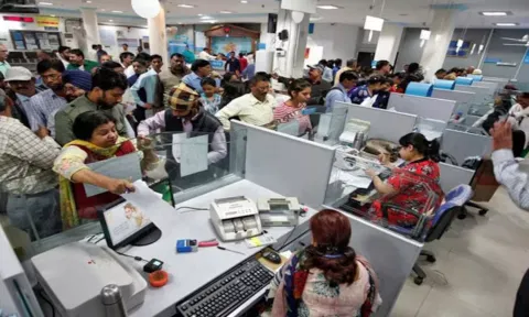 ஊழியர்கள் வேலைநிறுத்தம், தொடர் விடுமுறை- வங்கிகள் 4 நாட்கள் முடங்கும் அபாயம்