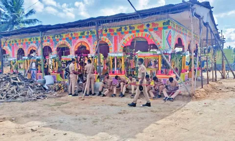 கோவில் கும்பாபிஷேக விழாவில் இரு தரப்பினர் மோதல்: போலீஸ் குவிப்பு