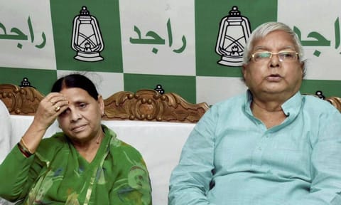 ரெயில்வே வேலை ஊழல் வழக்கில் அமலாக்கத்துறை சம்மன்..  ராப்ரி தேவி ஆஜர்.. லாலு பிரசாத்திடம் நாளை விசாரணை