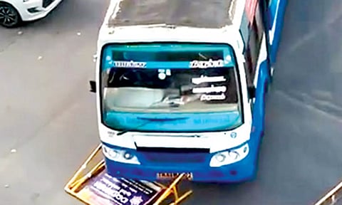 காரைக்குடியில் பிரேக் செயலிழந்ததால் தாறுமாறாக ஓடிய அரசு பஸ்