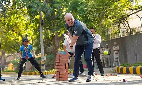 சிறுவர்களுடன் ஸ்டிரீட் கிரிக்கெட் விளையாடிய நியூசிலாந்து பிரதமர்