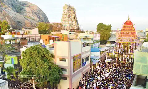 திருப்பரங்குன்றம் பங்குனி பெருவிழா தேரோட்டம்: பல்லாயிரக்கணக்கான பக்தர்கள் வடம் பிடித்து இழுத்தனர்