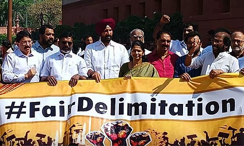 தொகுதி மறுசீரமைப்பு: நாடாளுமன்ற வளாகத்தில் இந்தியா கூட்டணி எம்.பி.க்கள் போராட்டம்