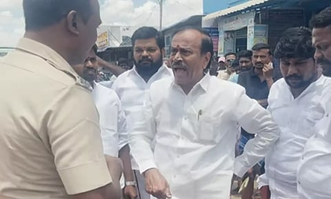 பாஜக நிர்வாகி நினைவஞ்சலிக்கு செல்ல அனுமதி மறுப்பு- நாங்கள் என்ன பயங்கரவாதிகளா?- எச்.ராஜா ஆவேசம்