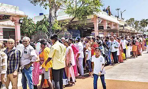 பழனி முருகன் கோவிலில் சாமி தரிசனத்திற்காக வரிசையில் நின்ற பக்தர் உயிரிழப்பு