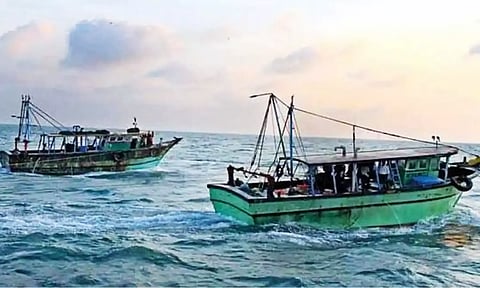 தமிழ்நாடு மீனவர்கள் 11 பேர் கைது.. இலங்கை கடற்படை மீண்டும் அட்டூழியம்