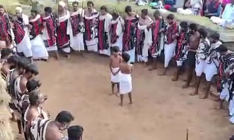 கூரைவேயும் நிகழ்ச்சி: கோவில் விழாவில் பாரம்பரிய நடனம் ஆடிய தோடர் பழங்குடியினர்