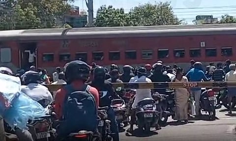 அபாயச் சங்கிலியில் பையை தொங்க விட்ட இளைஞர்.. 45 நிமிடங்கள் நிறுத்தப்பட்ட ரெயில்