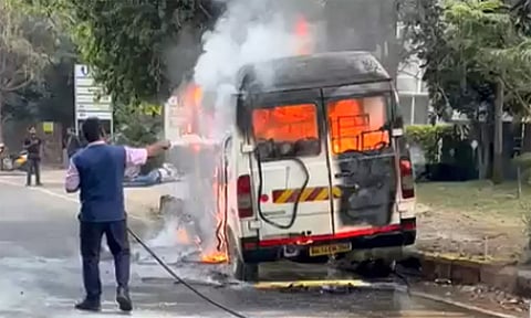 சம்பளம் குறைக்கப்பட்டதால் ஆத்திரம்.. பஸ்சுக்கு தீ வைத்த ஓட்டுநர் - 4 பேர் உயிரிழப்பு