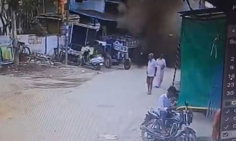 ஐதராபாத்தில் திடீரென வெடித்த குப்பைத் தொட்டி.. தூக்கி வீசப்பட்டு தூய்மைப் பணியாளர் பலி - பகீர் வீடியோ