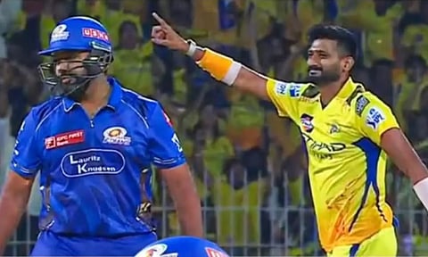 கலீல் அகமது அபாரம்: மும்பை இந்தியன்ஸ் 10 ஓவரில் 82/3