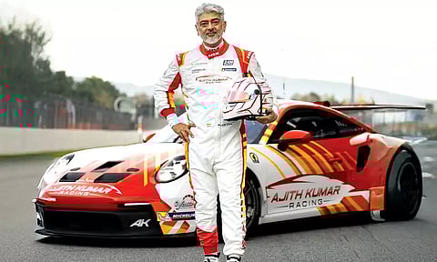 கார் பந்தய போட்டியில் 3வது இடம் பிடித்த அஜித் அணி