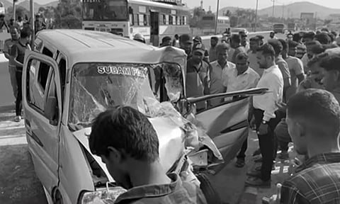 கிருஷ்ணகிரியில் பள்ளி வாகனம் விபத்து- குழந்தை உள்பட இருவர் உயிரிழப்பு