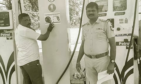 ஹெல்மெட் அணியாமல் வந்தால் பெட்ரோல் வழங்கக் கூடாது - 'பங்க்' உரிமையாளர்களுக்கு போலீசார் உத்தரவு