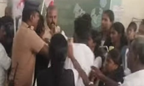 மாணவி பாலியல் வன்கொடுமை - போராட்டம் - சமாதானப்படுத்த முயன்ற போலீசார் மீது தாக்குதல்