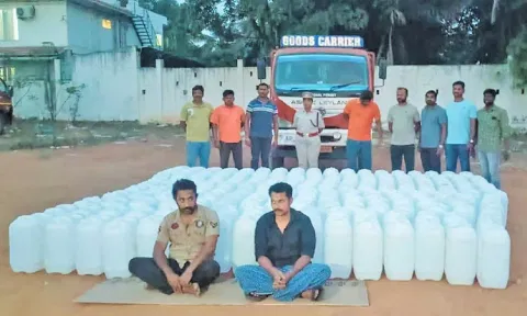கர்நாடகாவில் இருந்து கேராளவிற்கு 7,525 லிட்டர் எரிசாராயம் கடத்தல்: 2 பேர் கைது